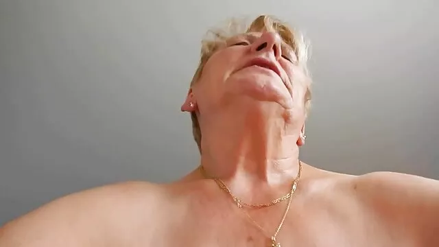 Porno chaud pas d'inscription  Busty Milf pour film xxl lesbienne le jeune homme qui était à la table