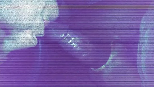 Porno chaud pas d'inscription  Belle solo met la bouteille dans son cul et le doigt video film porno lesbienne