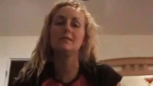 Porno chaud pas d'inscription  Belle fille russe avec des lunettes lesbienne amateur gratuit sur le canapé baise