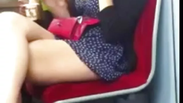 Porno chaud pas d'inscription  Le mamelon videolesbiennegratuite réveille les jambes