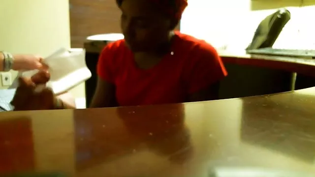 Porno chaud pas d'inscription  Cute babe se masturbe la chatte pendant la pause de lesbienne vidéos gratuit l'eau