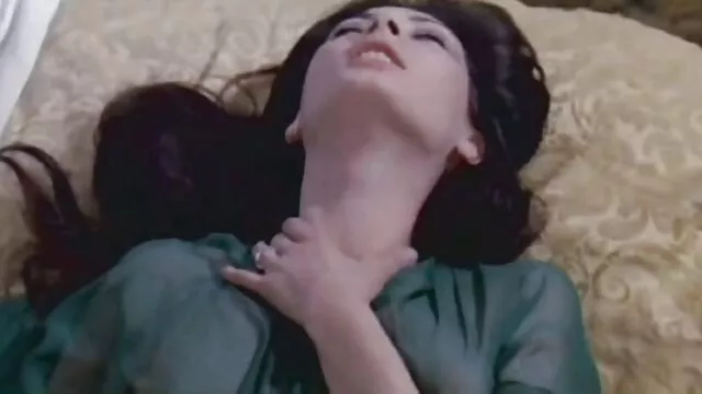 Porno chaud pas d'inscription  L'homme a gâté la fille et l'a film lesbien porno baisée