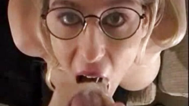 XXX pas d'inscription  Rouge prend une grosse bite juteuse dans sa bouche film porno avec lesbienne